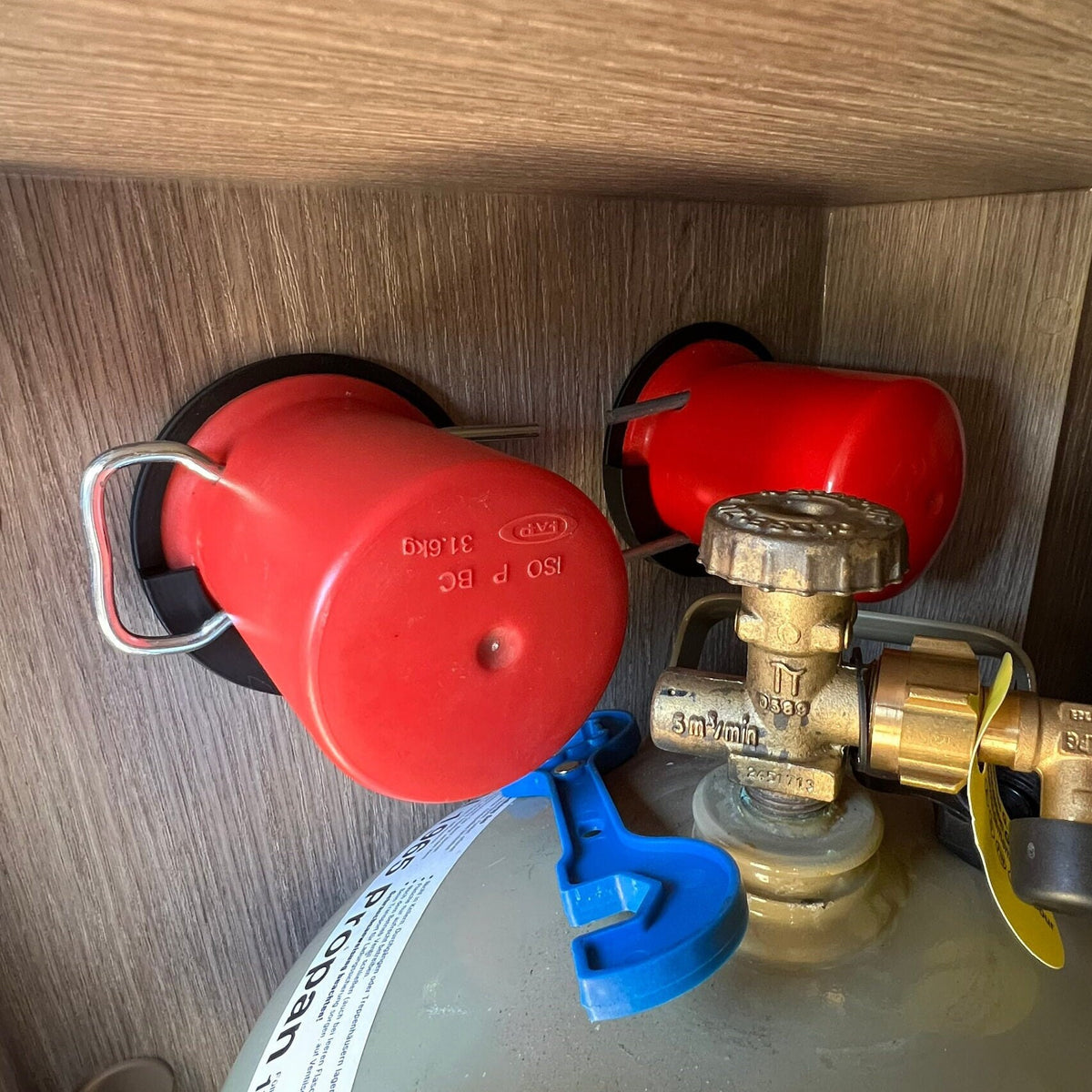 2x Halterung für Schutzkappen von Gasflaschen für Camper / Caravan / Wohnmobile *ohne Bohren* Gaskappenhalter