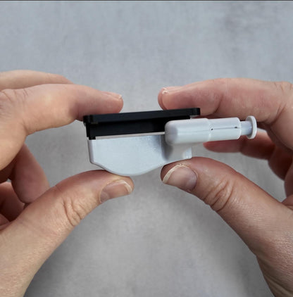 Zeigt wie man das Schranklicht auf den Klebeadapter aufsteckt.